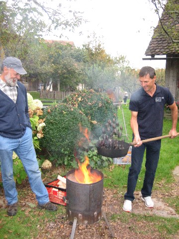 Kastanien über offenem Feuer