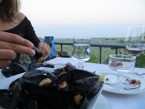 Miesmuscheln auf der Terasse genießen Miesmuscheln auf der Terasse genießen